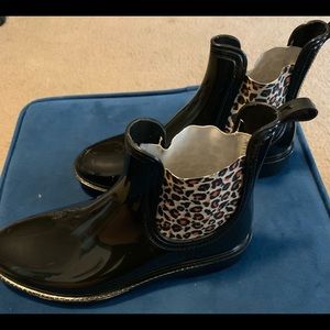 Black and cheetah accent ankle length rain boots
